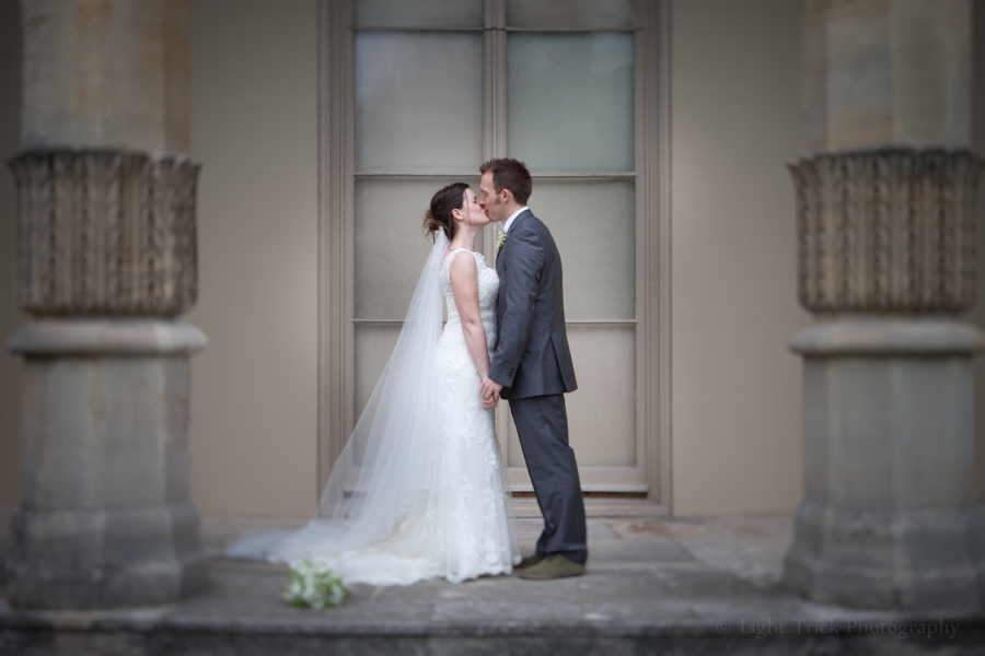 Brighton Pavilion wedding couple kissing